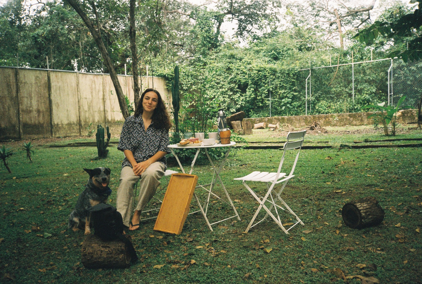 Desayuno en el jardín de Casa Buda con mascota