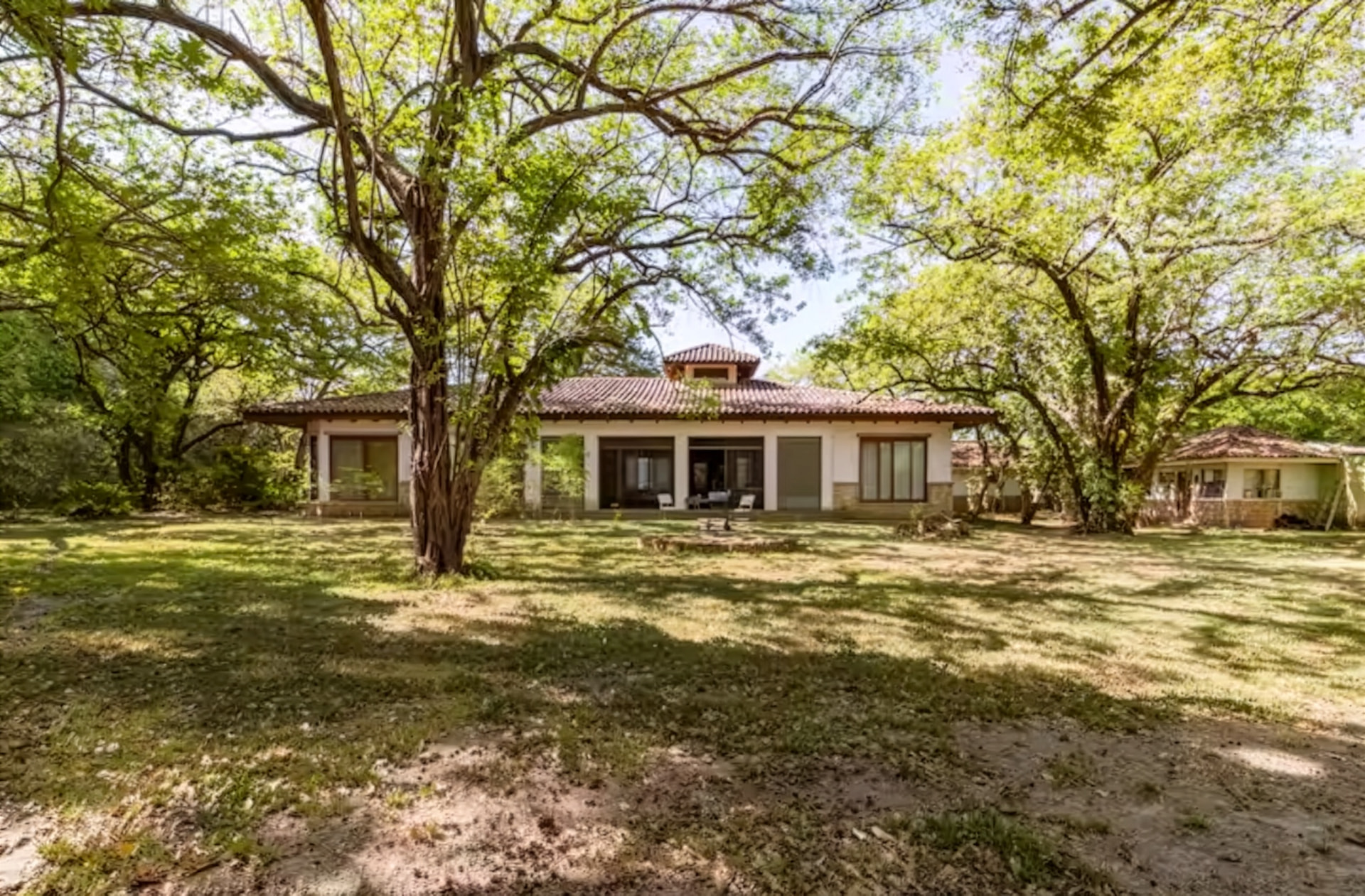 Casa Grande de Casa Buda entre la vegetación